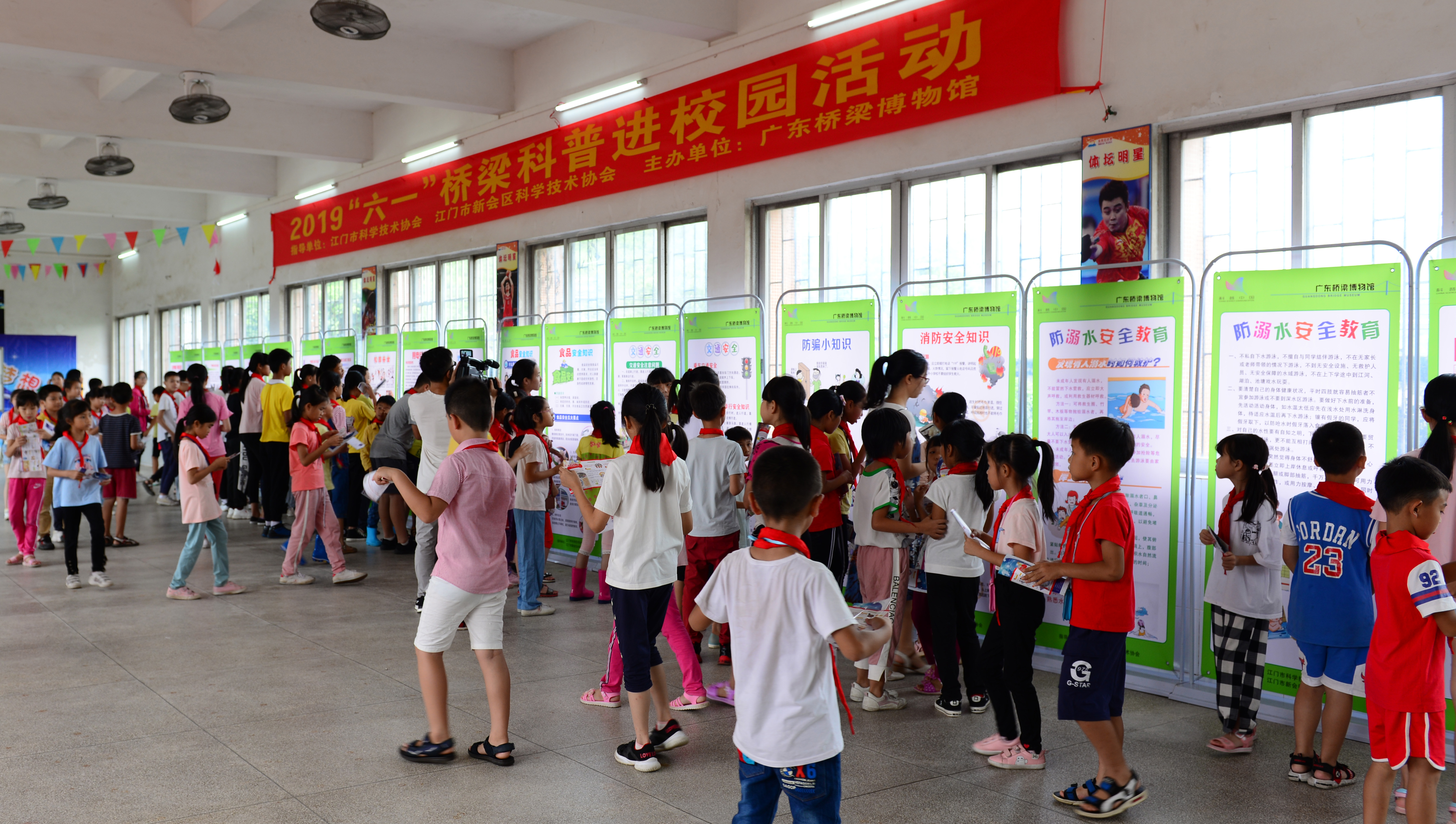 学生认真参观学习科普知识展览.jpg