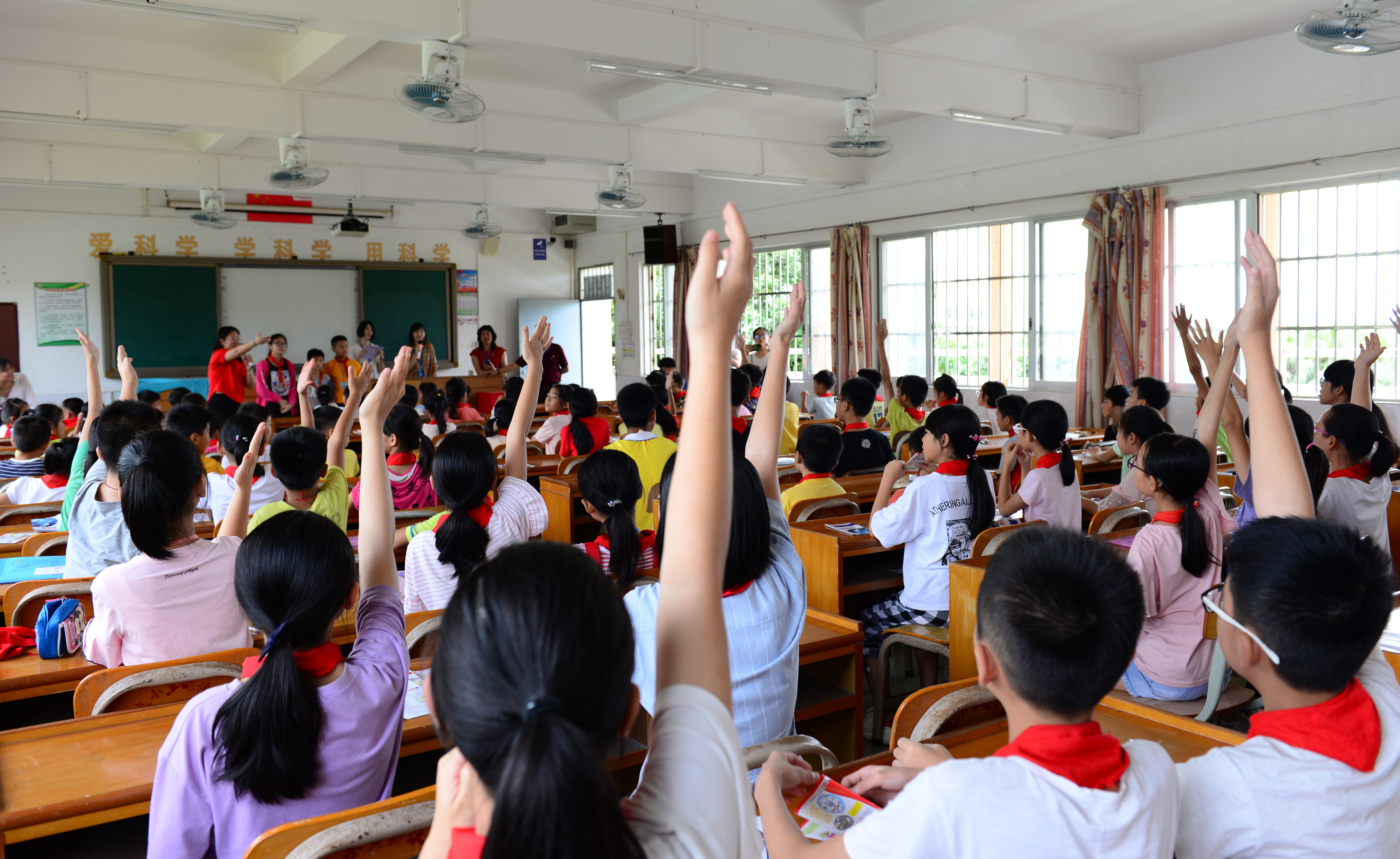 科普知识有奖抢答现场，学生们踊跃参与.jpg