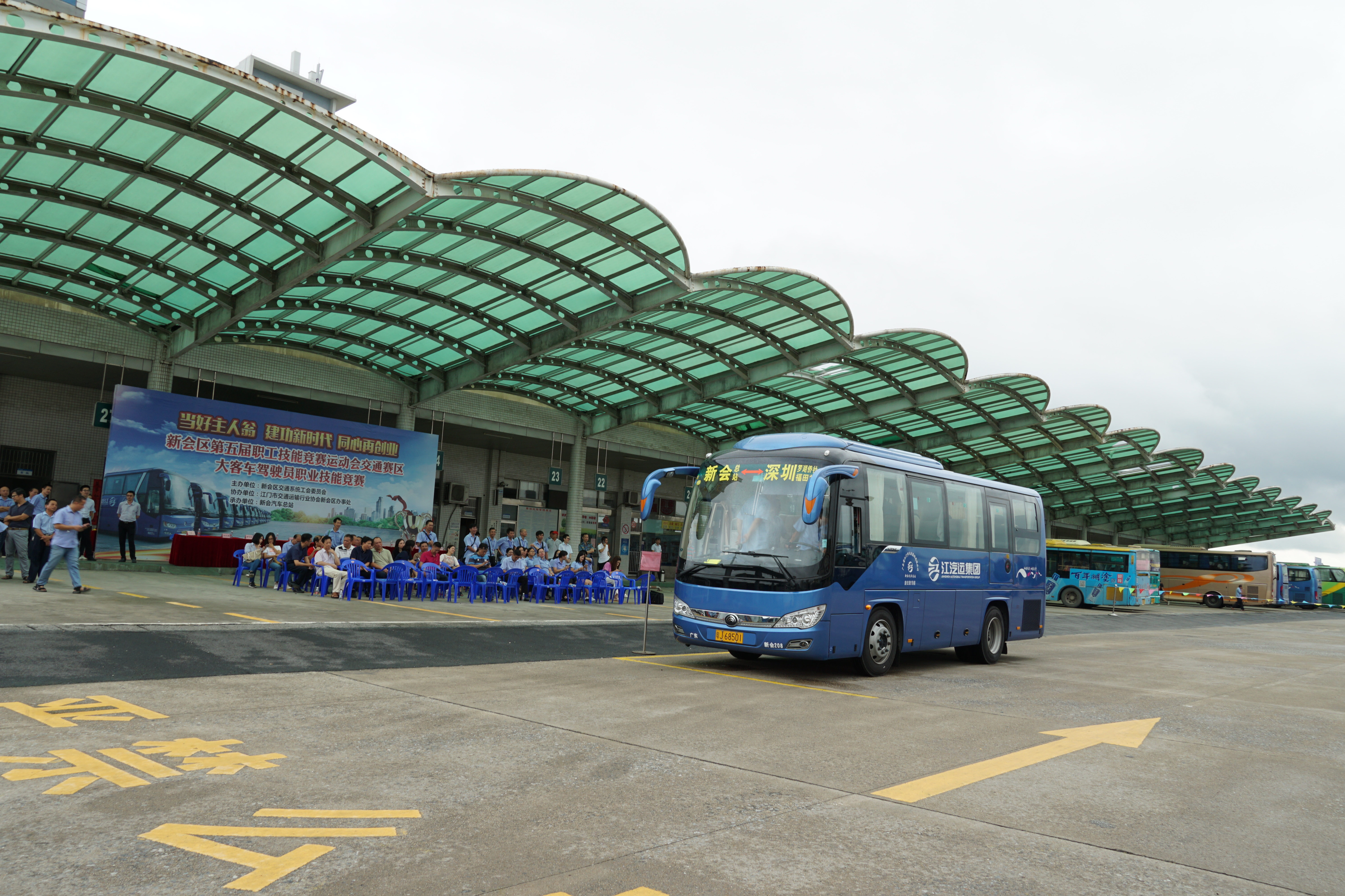 车辆正在进行港湾式站点停车入港项目.jpg