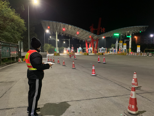 检疫人员在寒冷的夜晚通宵值守 (3).jpg
