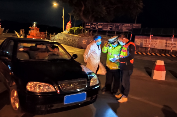 检疫人员在寒冷的夜晚通宵值守 (1).jpg
