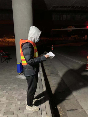检疫人员在寒冷的夜晚通宵值守 (2).jpg