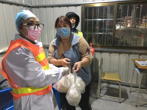 （好人好事）2月4日凌晨，在江珠高速睦洲出口，一位市民为检疫站值班人员送来了夜宵，感谢值班人员的坚守和付出。.jpg