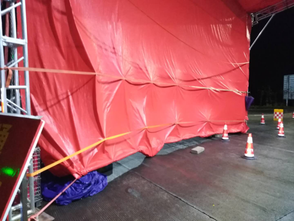 06 大帐篷受风面积大，摇摇欲坠。.jpg