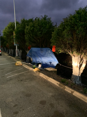 15 早上6：40，崖南出口的简易帐篷全部吹翻，桌椅倒了一地。.jpg