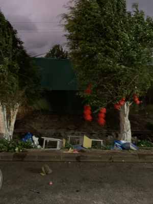 16 早上6：40，崖南出口的简易帐篷全部吹翻，桌椅倒了一地。.jpg