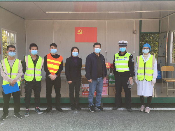 02 区人大常委会副主任、区总工会主席李俊杰慰问西部沿海高速金门、崖南出口以及南门大桥沙堆梅阁出口站点一线人员.jpg