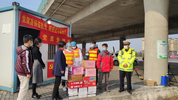 05 区总工会副主席万春玲慰问新台高速司前、牛湾出口站点一线人员.jpg