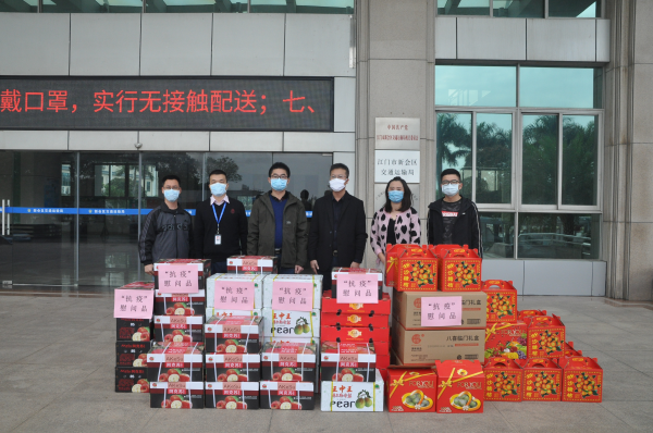 2月20日上午，保利集团富利建设有限公司林辉庆先生、江门市小海豚艺术有限公司钟明姬老师送来一大批水果和饼干.JPG