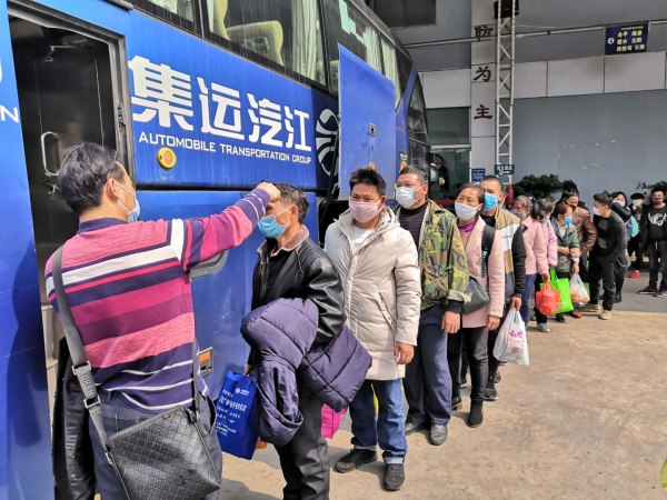 落实乘客体温检测措施.jpg