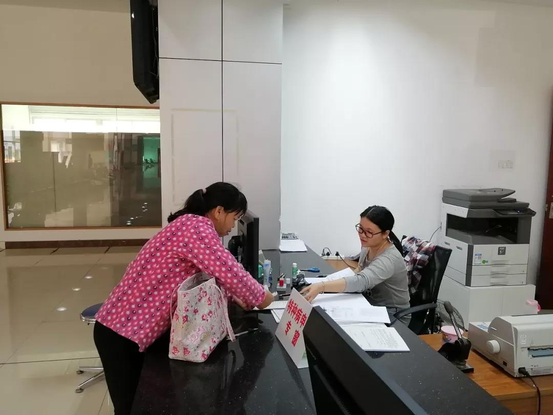 享受“中午不打烊”服务的第一位群众.jpg