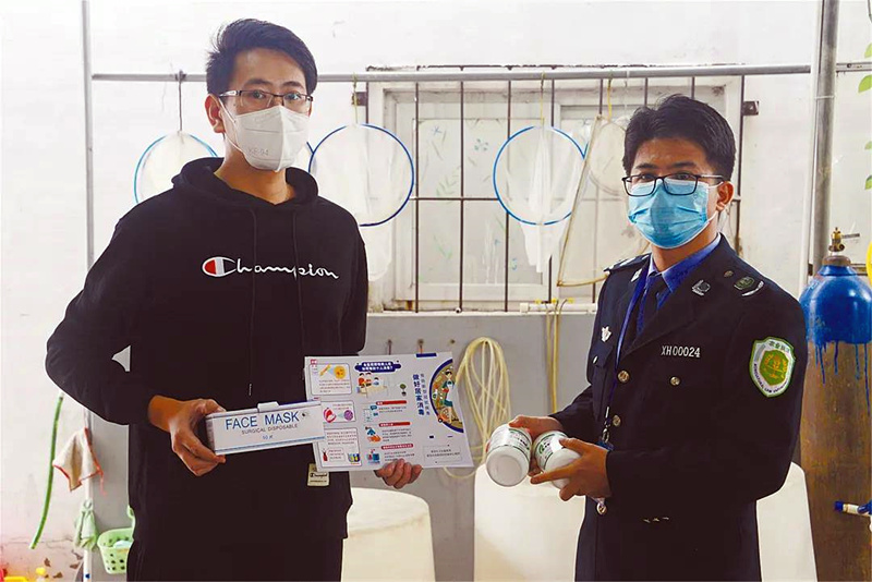 区农业农村局工作人员向睦洲养殖户赠送口罩和消毒剂_副本.jpg