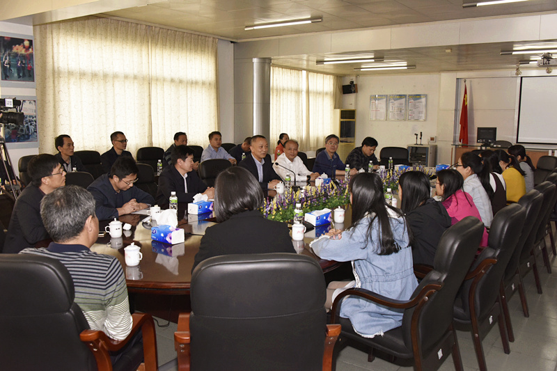图为与我县到新会交流学习的老师座谈_副本.jpg