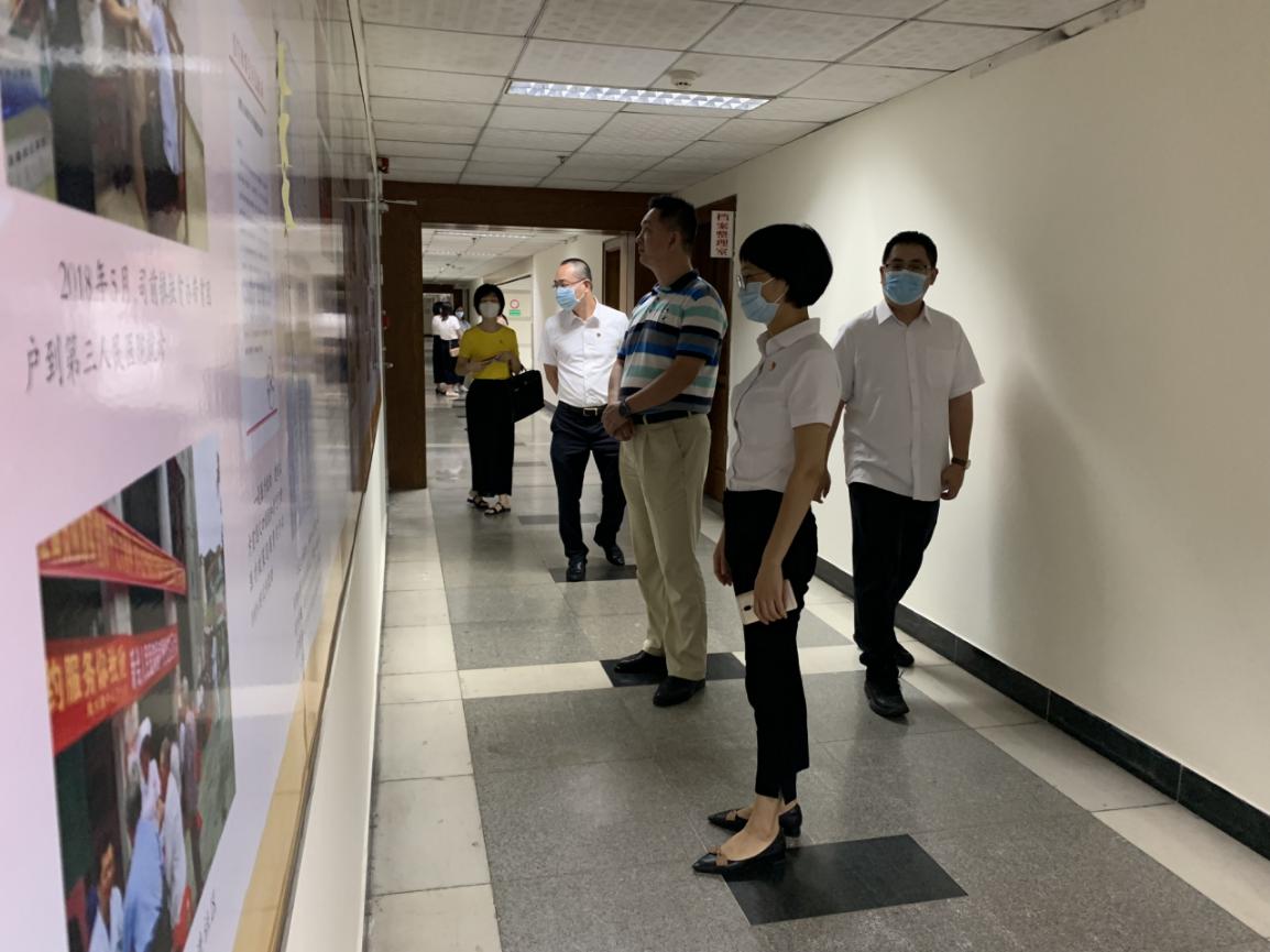 参观新会区脱贫攻坚工作成果图片展.jpg