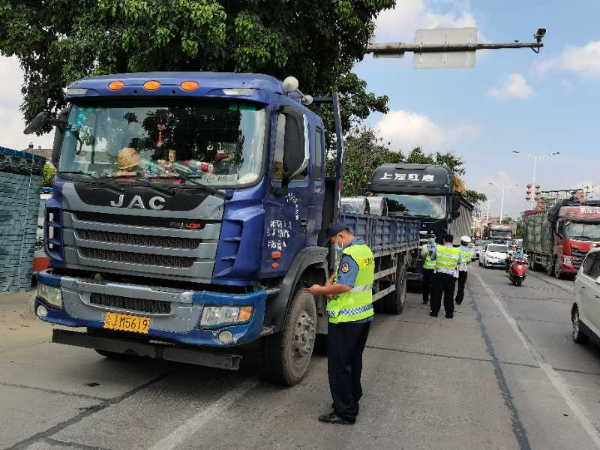 公路治超执法行动.jpg
