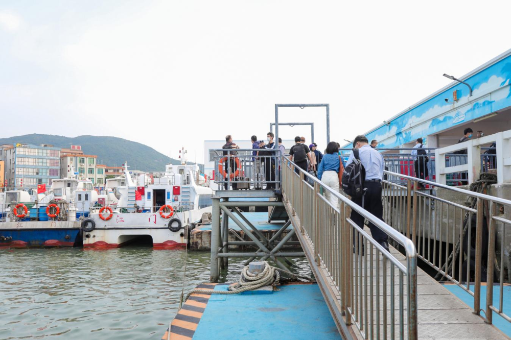 到上川岛登岛游玩的游客.jpg