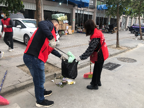 02 交通党员与民和社区工作人员一同清扫路边垃圾.jpg