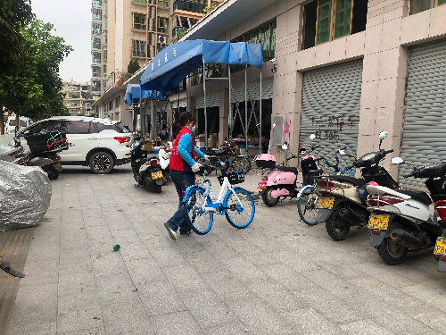 03 交通党员在民和社区规范共享单车停放.jpg
