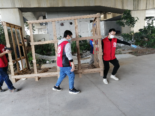 06 交通党员合力清理新会城轨站外的杂物.jpg