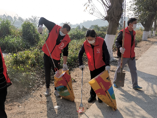 09 交通党员在罗坑X539双公线清理道路两旁的垃圾.jpg