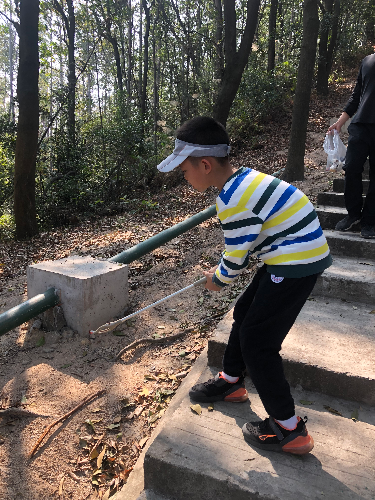 12 交通党员与家人登山时自发带上清洁工具清理沿途垃圾.jpg