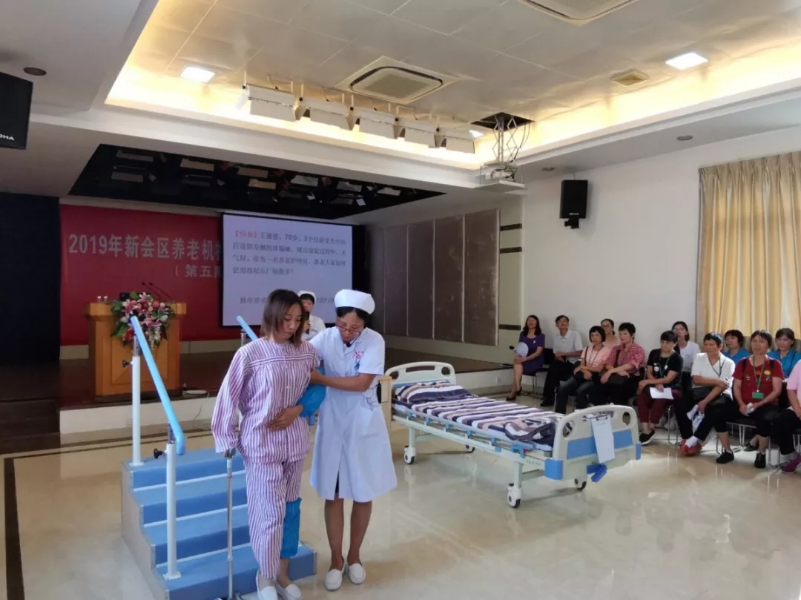 老师进行操作示范.webp.jpg