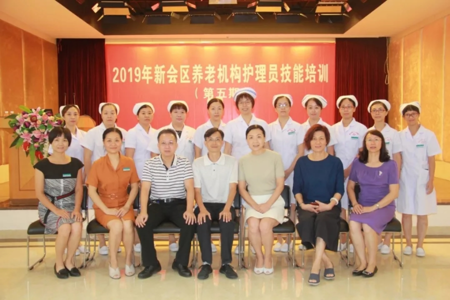 与会领导与培训老师合影.webp.jpg