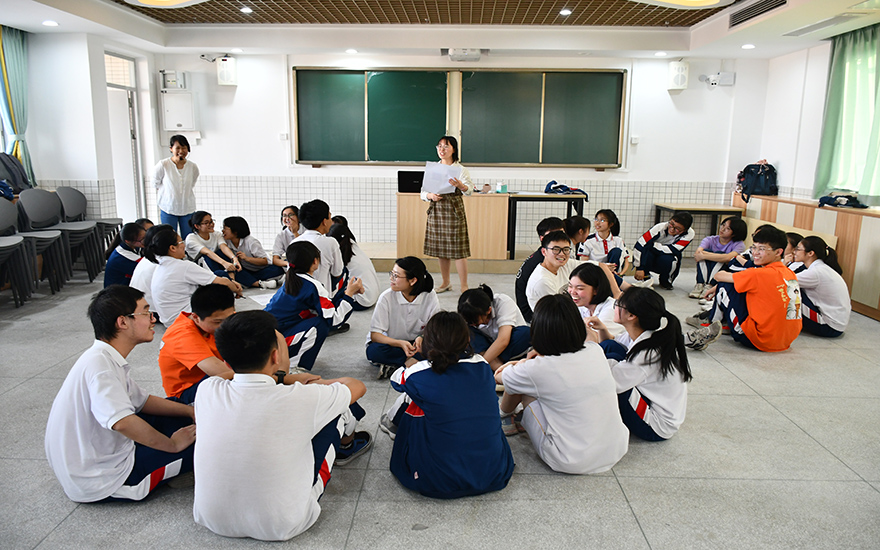 3心理老师带领学生进行活动.JPG