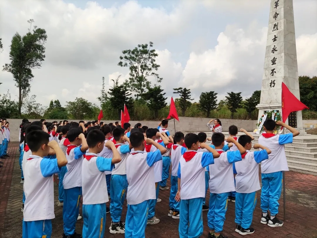 学生清明祭扫.jpg
