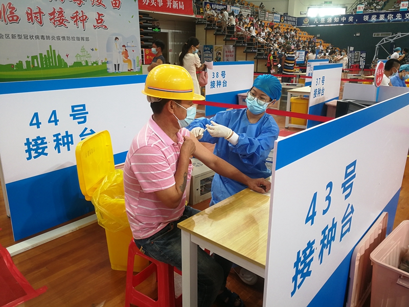 5000多名建筑工人集体接种疫苗.jpg