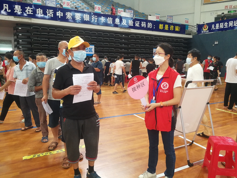 党员义工指引建筑工人排队等候.jpg