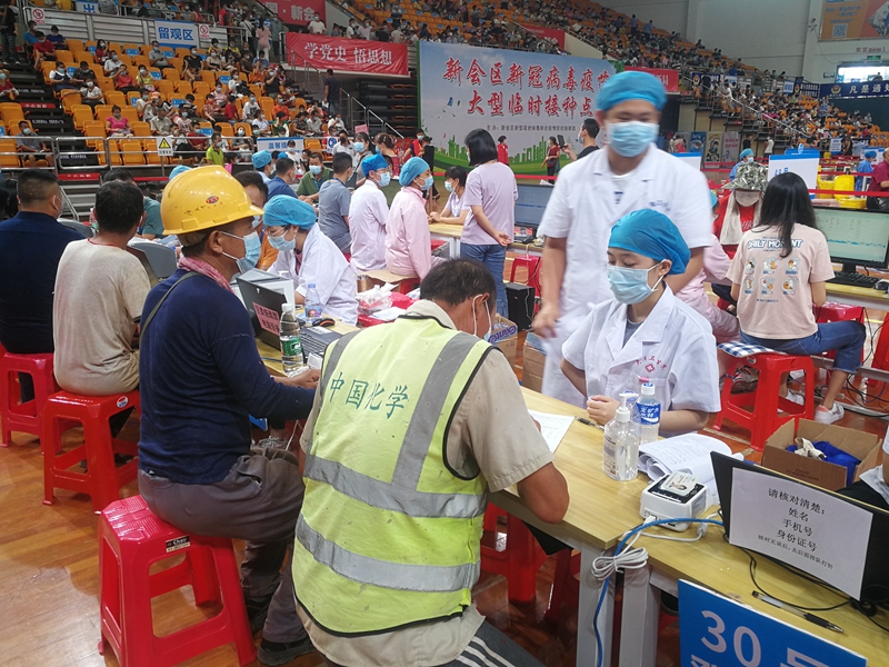 建筑工人们有序进行问诊登记.jpg
