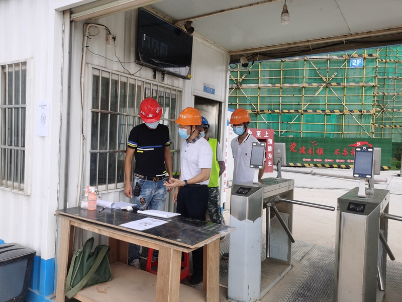 深入工地现场走访宣传.jpg