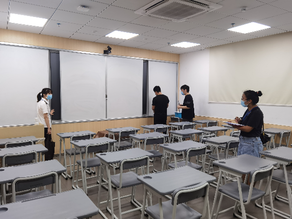 疾控中心工作人员检测教室采光照明情况2.jpg