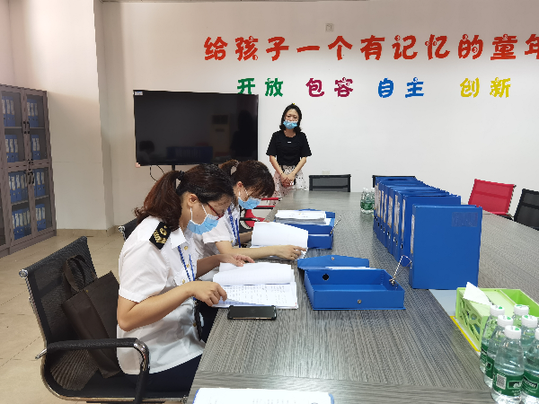 卫生监督员现场查阅传染病防控资料.jpg