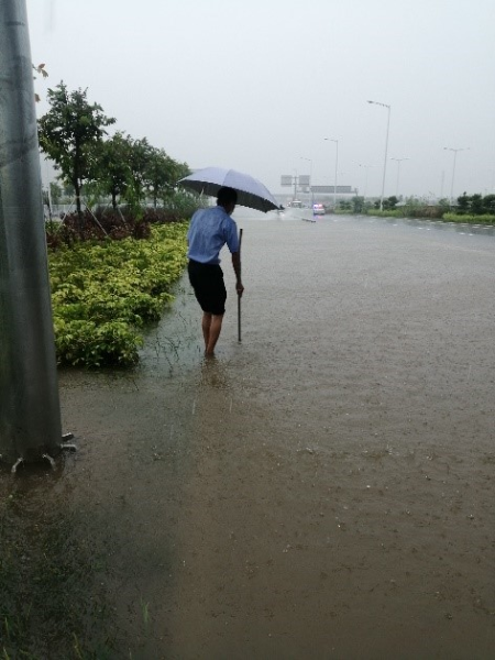 新会公汽人员实地勘察公交线路运营路段积水高度.jpg