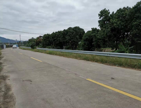 C721双水岛桥路段增设波纹钢防护栏（施工后）.jpg