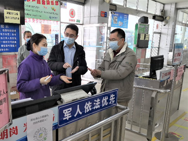 检查组在新会汽车总站检查.jpg