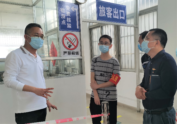 02 检查车站防控措施落实情况.jpg