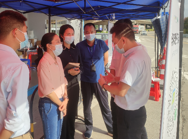 03区委组织部、交通运输局检查高速公路便民健康服务站.jpg