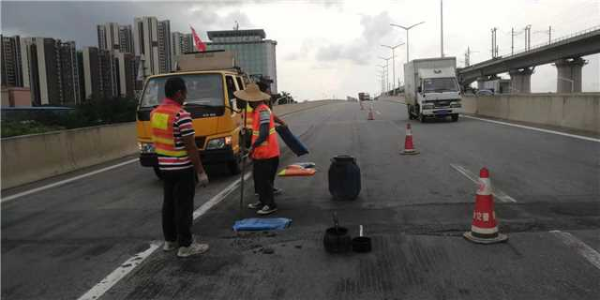修补道路沥青路面.jpg