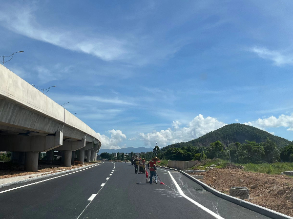 江门大道南东线古井跨线桥右幅辅道路面施工.jpg