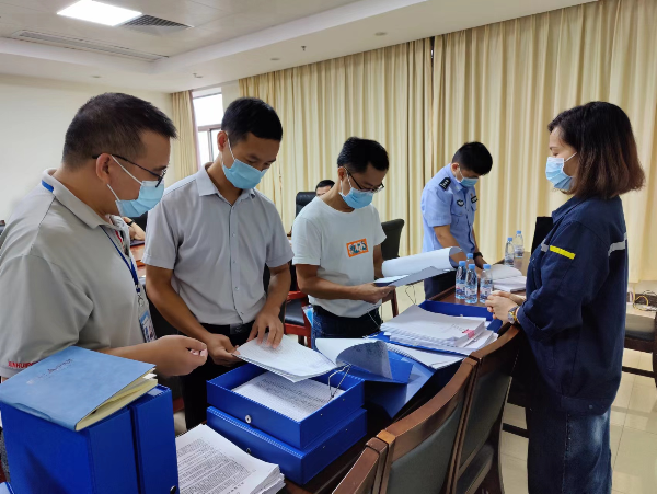 03在新会港检查安全管理台账.jpg