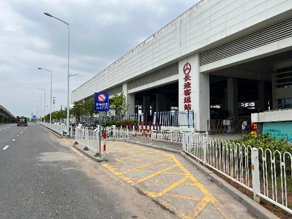 在江门站长途汽车客运站售票大厅前增设即停即走的港湾式停靠点.jpg