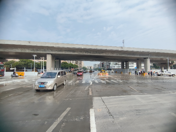 三和大道跨线桥已拆除门洞式支架，开放南北方向通行 (2).jpg