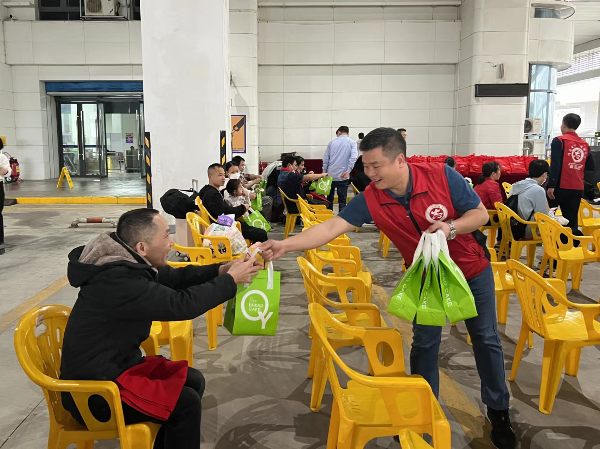 江门站长途汽车客运站在“幸福大巴 送爱回家”启动仪式活动现场为乘客送上暖心早餐.jpg