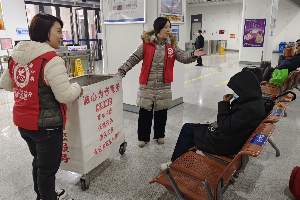 江门站长途汽车客运站志愿服务岗为旅客提供便民服务2.jpg