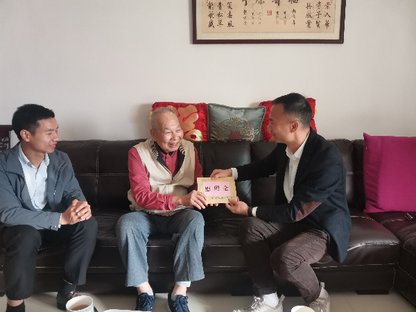 前往老党员家慰问.jpg