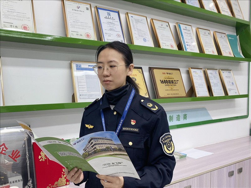 何洁贞.jpg