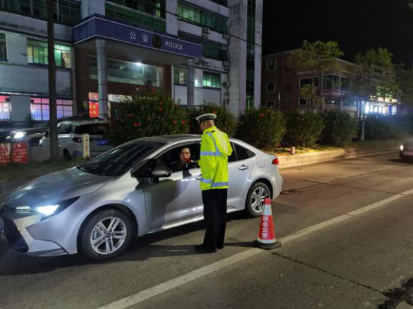 开展酒驾夜查.png